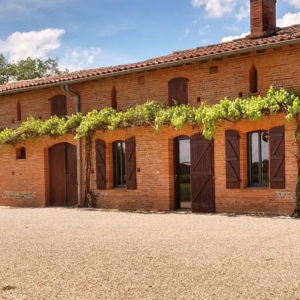 Cour de ferme transformée en allée de propriété