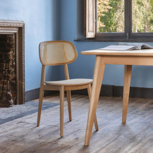 Les chaises autour de la table