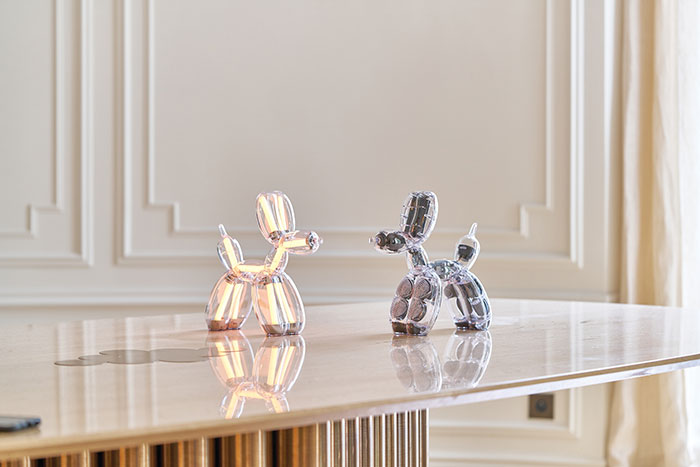 Deux objets en forme de chien de ballon de baudruche