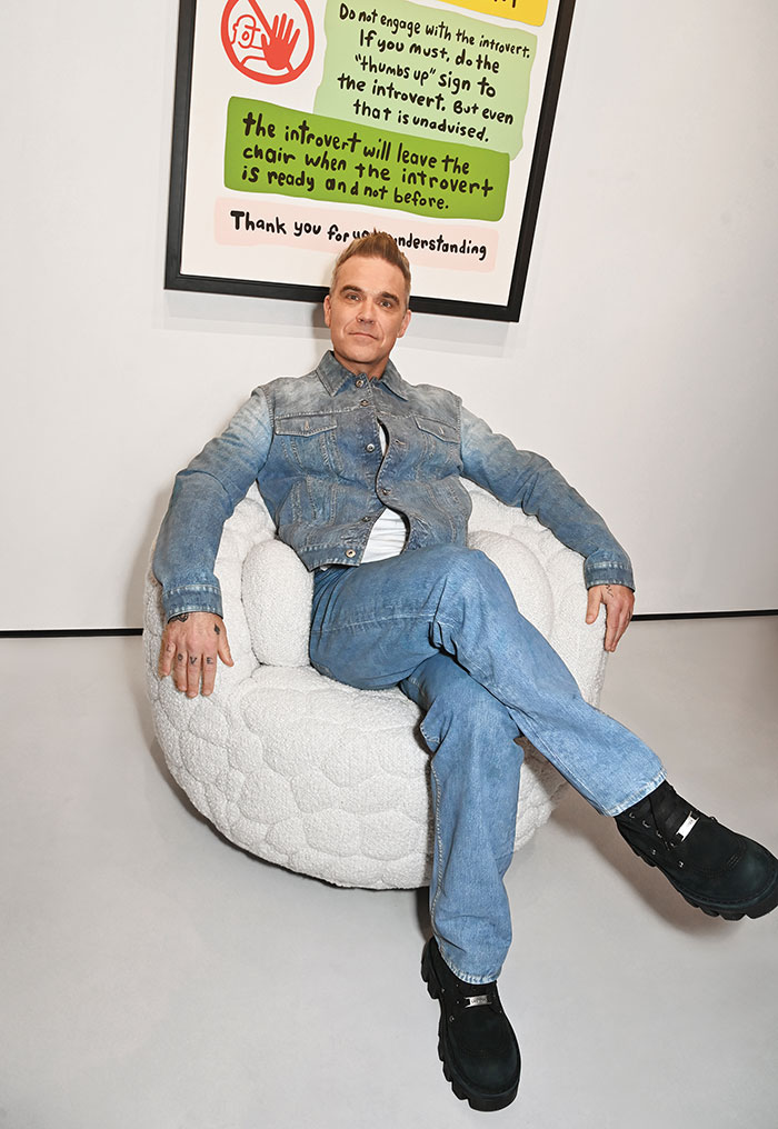robbie williams assis sur le fauteuil