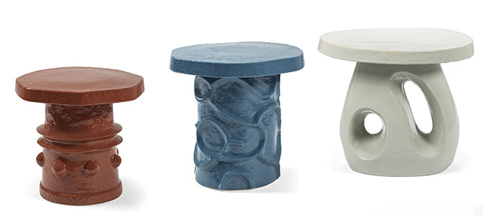 trois tables d'apoint rouge, bleu et grise