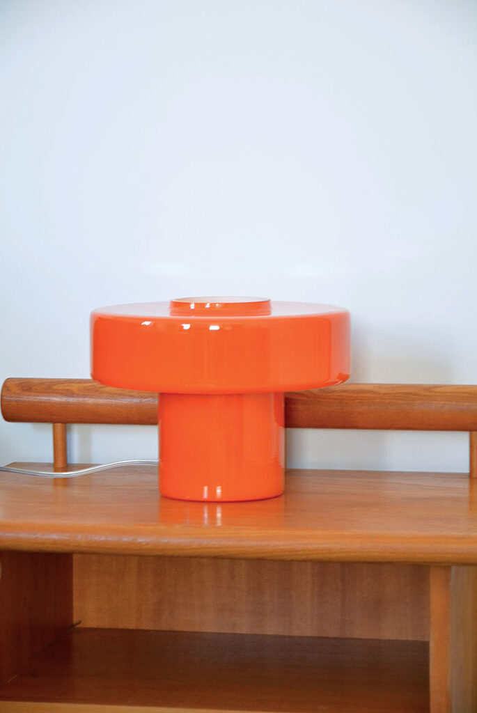 Focus chevet avec lampe orange