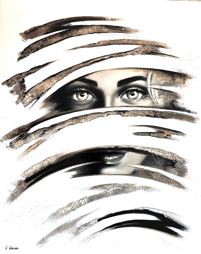 femme derrière coup de pinceaux