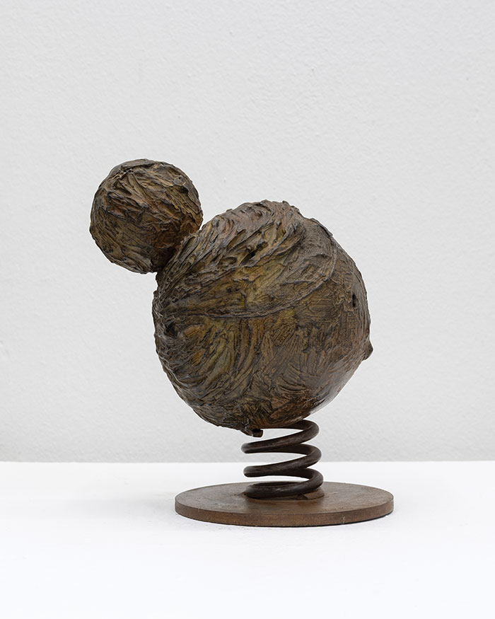 sculpture en bronze composée de deux sphères