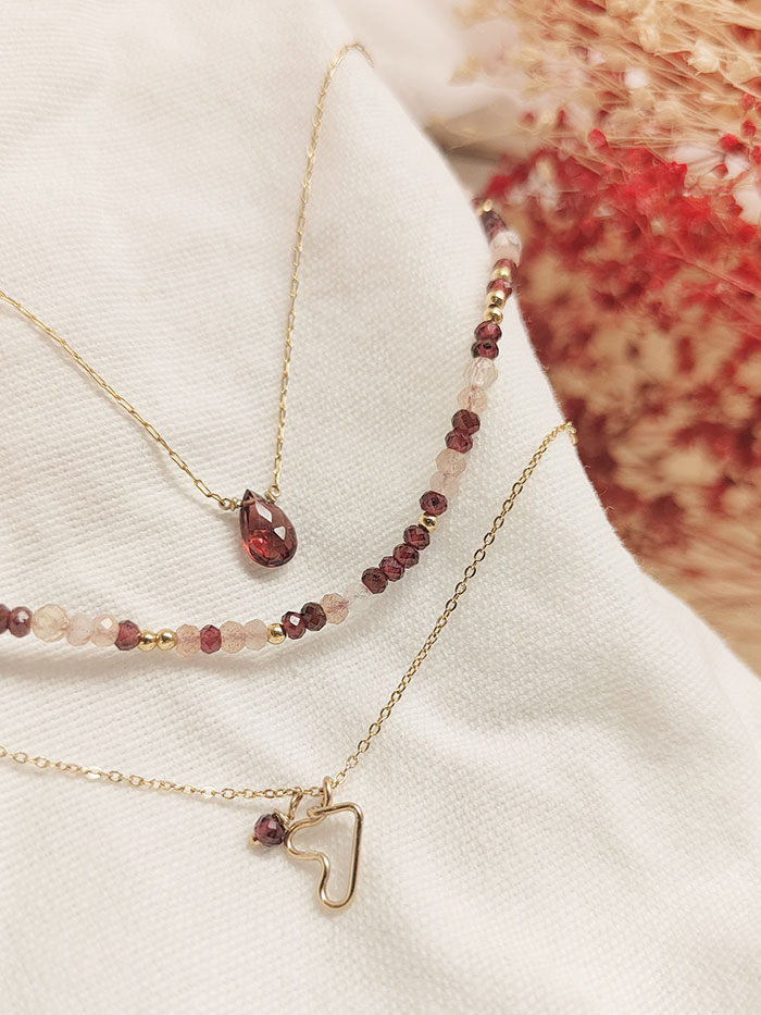 colliers nuances de rouge et d'or