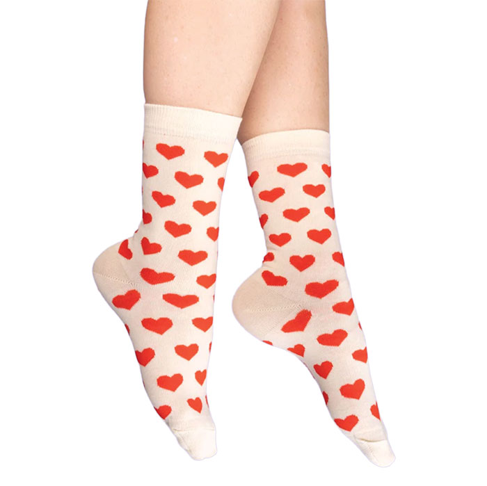 pieds avec chaussettes à cœurs