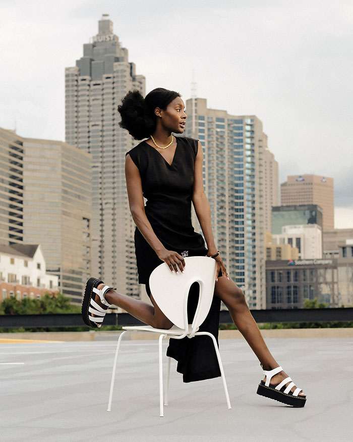 chaise avec femme heureuse