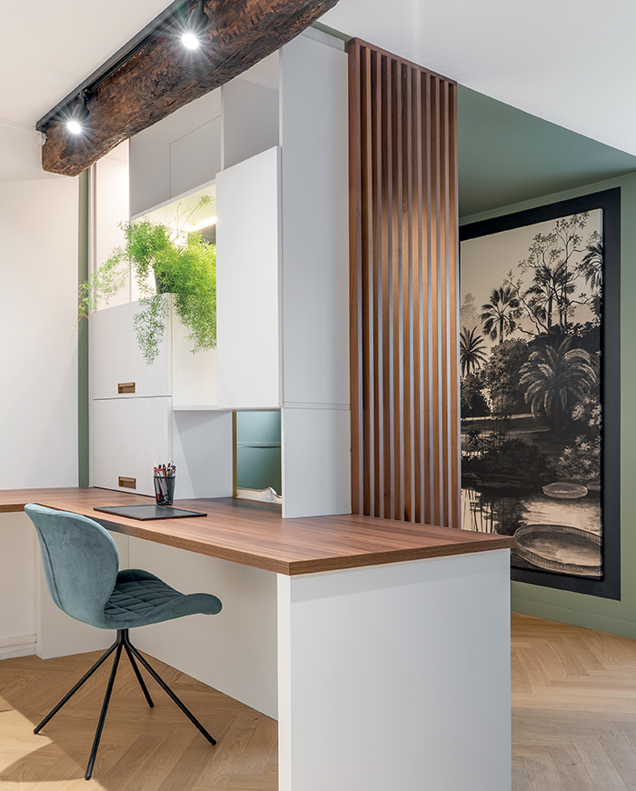 bureau contrecollé à l'entrée 