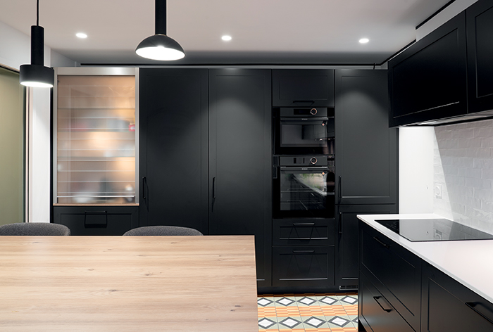 cuisine avec porte dérobée vers buanderie