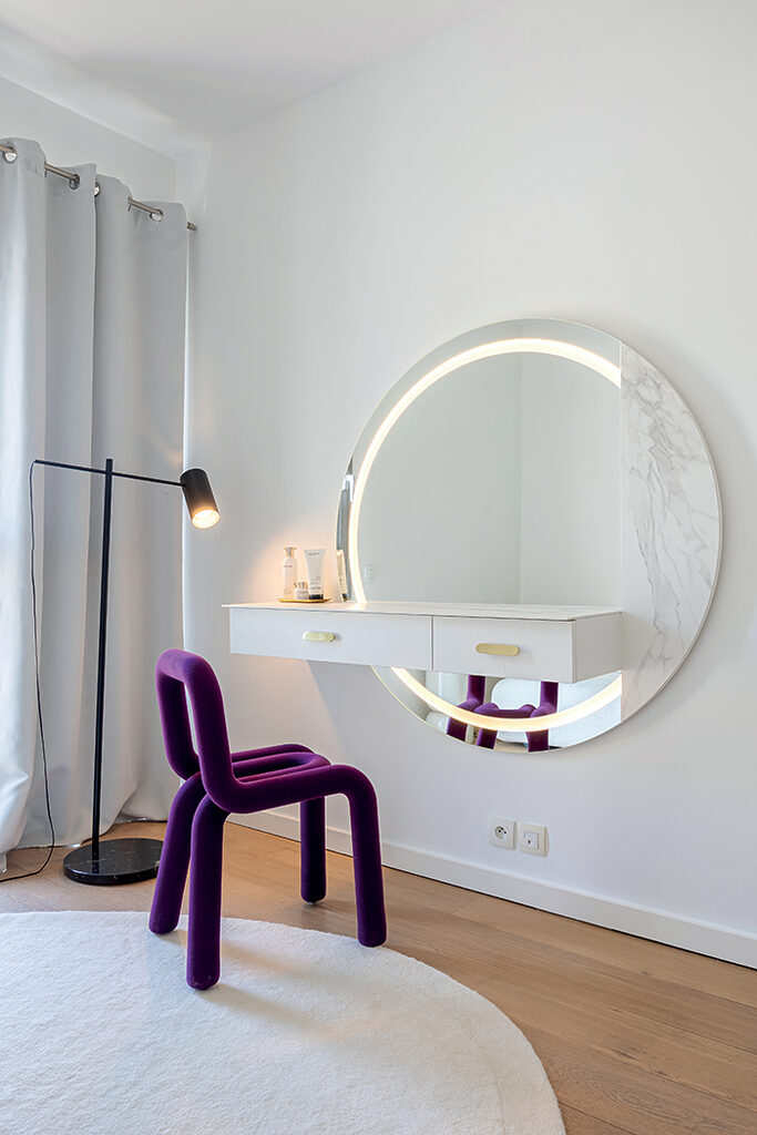 chaise devant coiffeuse