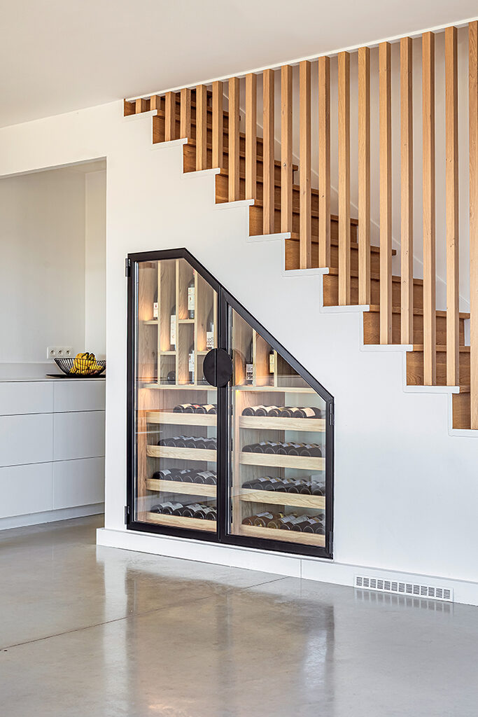 cave incrustée sous escalier