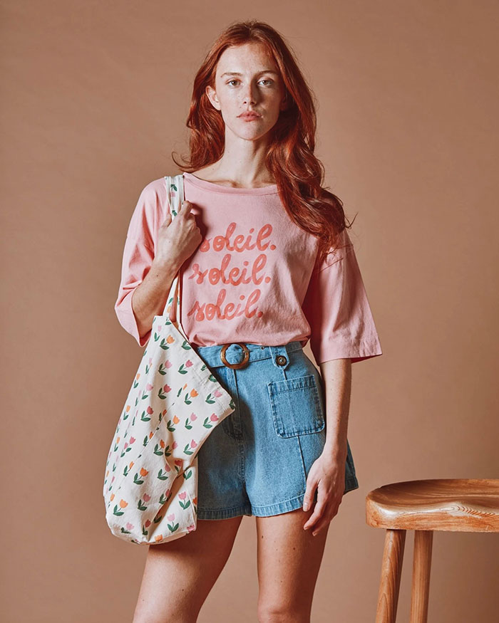 femme avec tshirt et sac