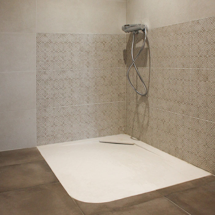 Receveur de douche extra plat Delta accessible aux PMR dans la salle de bains du gîte écologique rénové à Lacaune