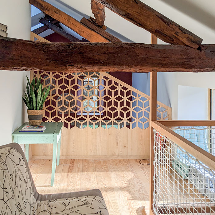 Mezzanine au-dessus de la pièce à vivre du gîte écologique rénové à Lacaune