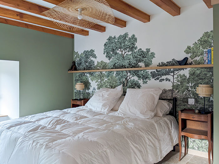 Chambre parentale du gîte écologique rénové à Lacaune qui se pare d’un très beau panoramique de chez Isidore Leroy en tête de lit qui donne de la
profondeur à la pièce