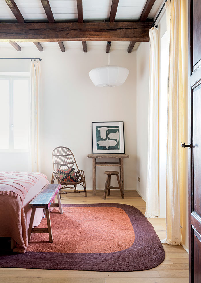 Point de vue sur l'une des six chambres de la maison de maître rénovée dans le Tarn