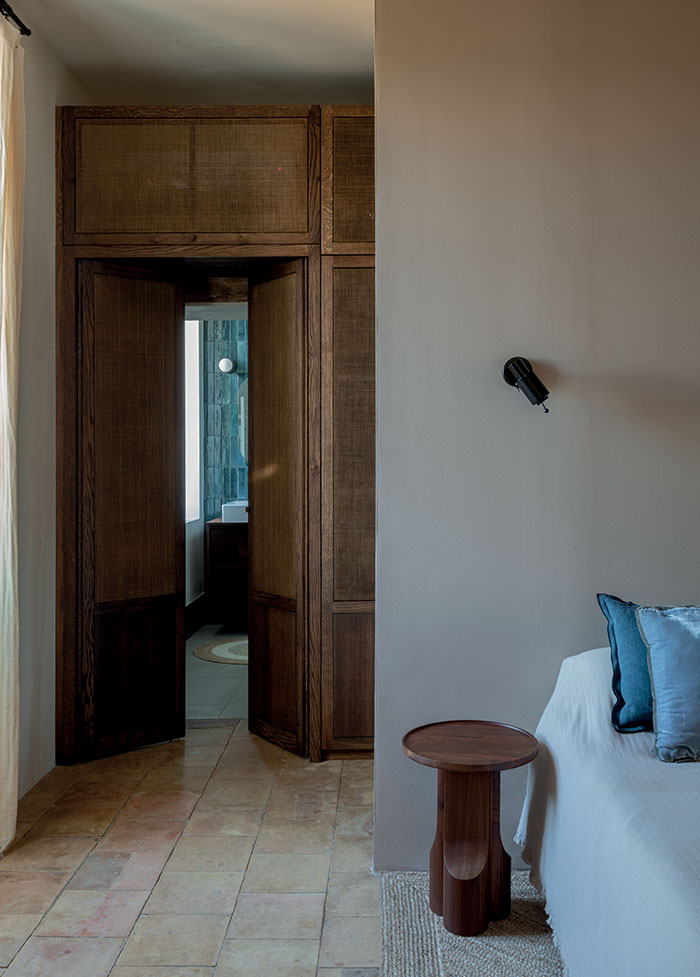 Cloison dans la chambre menant vers la salle de bains en grès de la maison de maître rénovée dans le Tarn