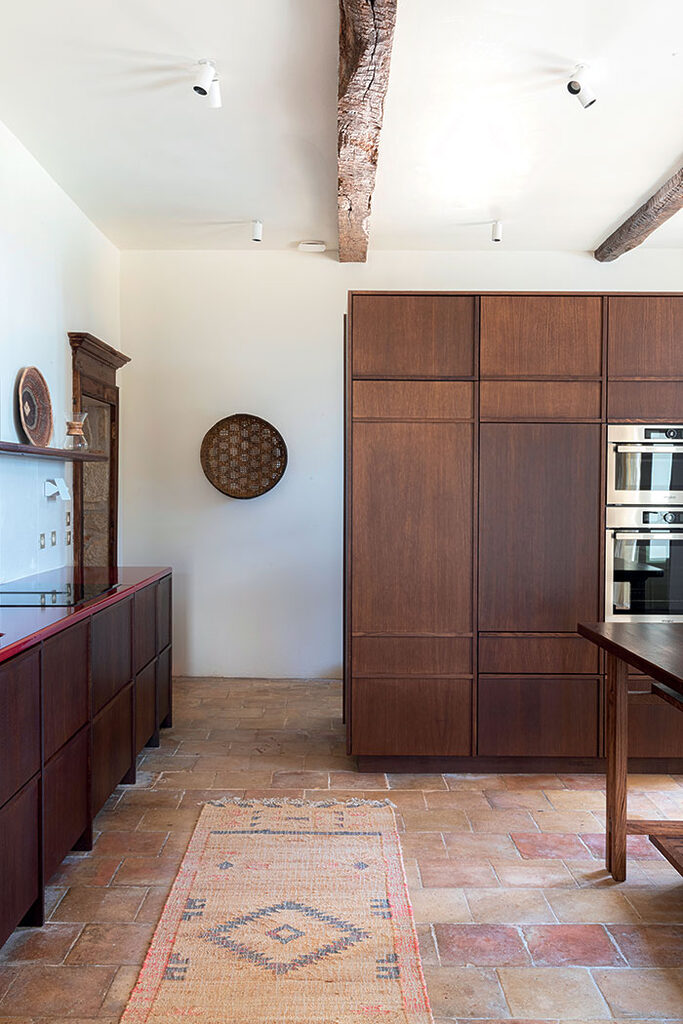Meuble haut
séparant l’entrée de la cuisine de la maison de maître rénovée dans le Tarn