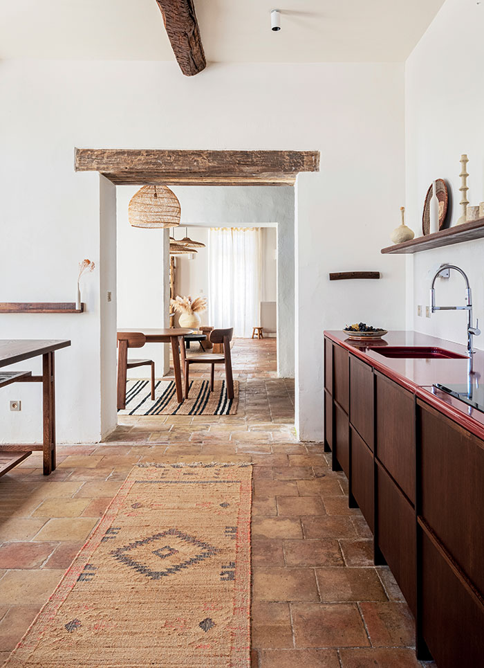 Dans cette maison de maître rénovée dans le Tarn : cuisine dessinée par
l’architecte et installée par Sixparsix,
menuisier à Cordes-sur-Ciel