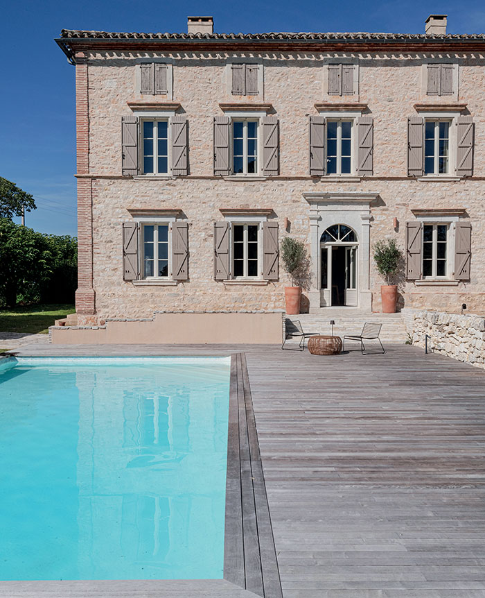 Façade de la maison de maître rénovée dans le Tarn en
pierre locale de Puylagarde et blonde
de Virac a retrouvé tout son prestige.
Menuiseries et volets bois neufs.