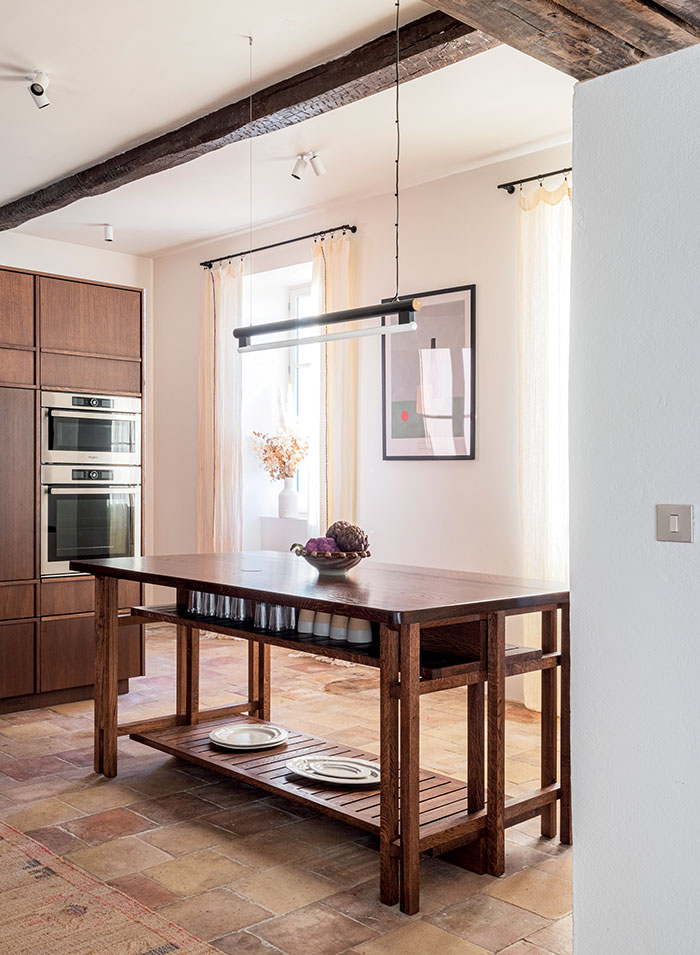 Îlot central dessiné par Benjamin Godiniaux et réalisé par le menuisier Sixparsix de Cordes-sur-Ciel pour la cuisine de cette maison de maître rénovée dans le Tarn