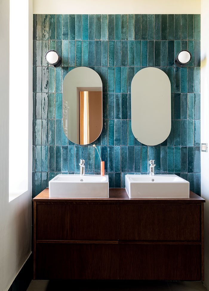 Salle de bains de la maison de maître rénovée dans le Tarn