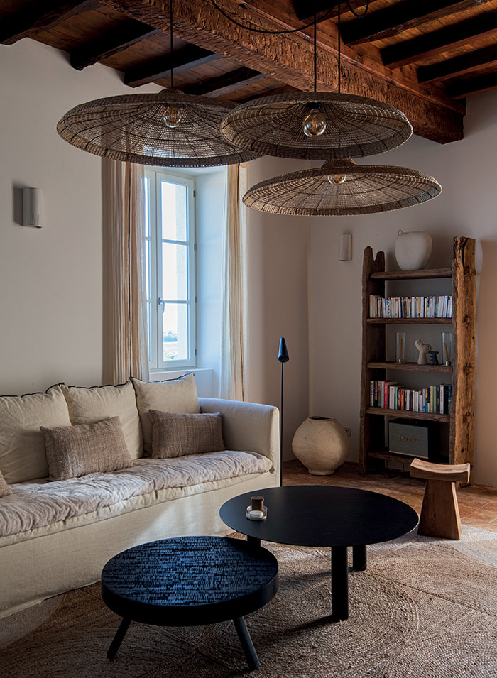 Salon esprit campagne dans la maison de maître rénovée dans le Tarn