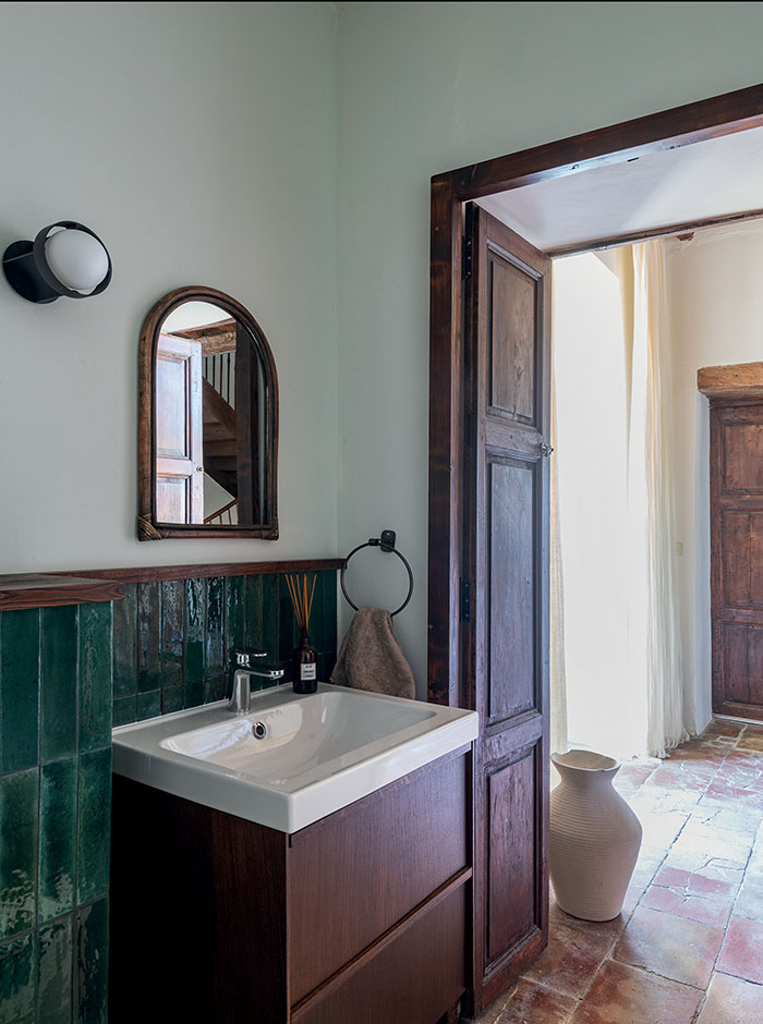 Salle de bains de la maison de maître rénovée dans le Tarn
