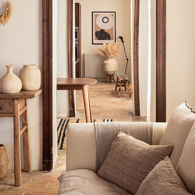 Aperçu de la salle à manger depuis le salon de la maison de maître rénovée dans le Tarn