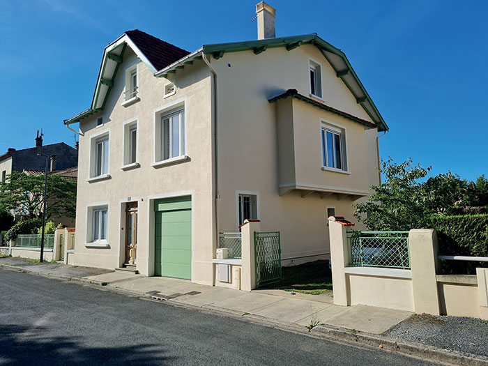 Façade rénovée d'une maison castraise des années 1930 grâce à l’intervention sur mesure de Façades Tarnaises