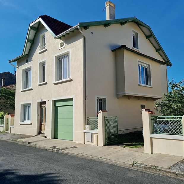 Façade rénovée d'une maison castraise des années 1930 grâce à l’intervention sur mesure de Façades Tarnaises