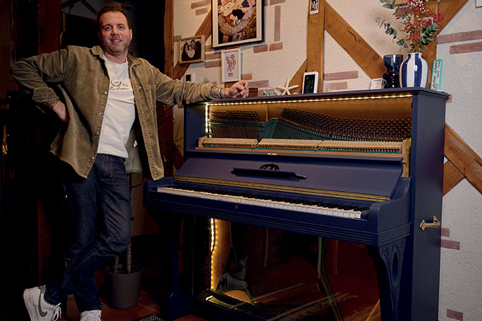 david devant un piano rénové