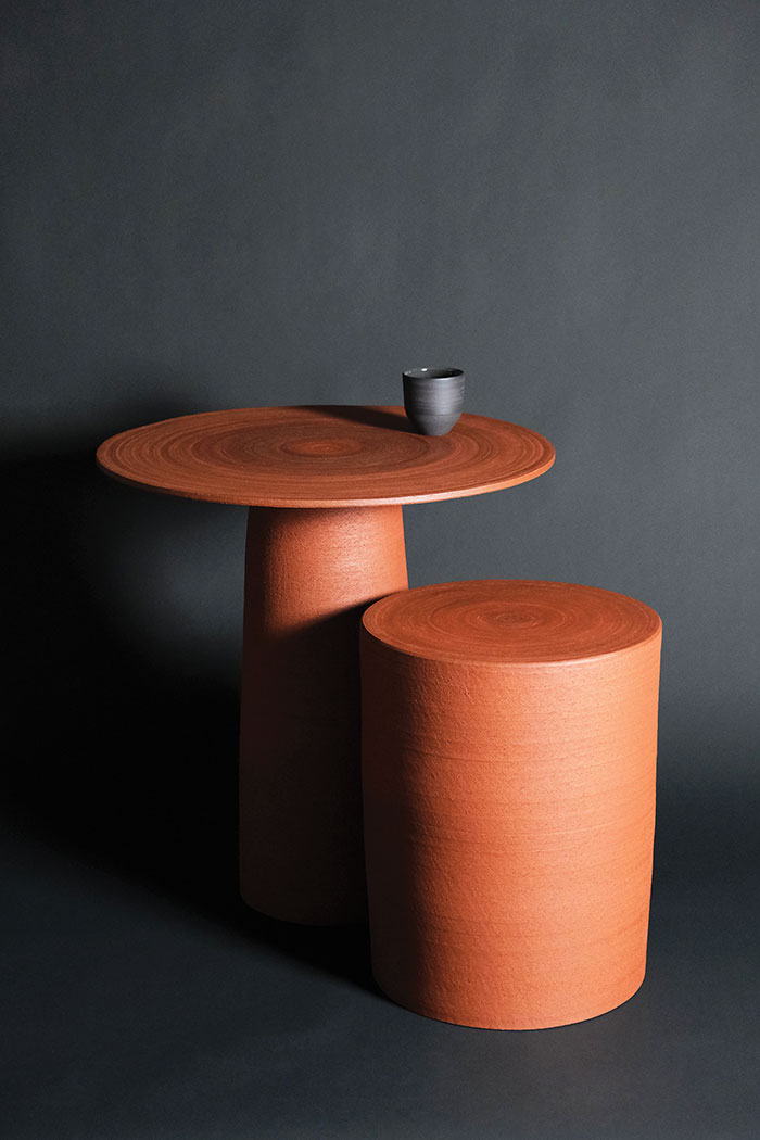 Céramique contemporaine avec pièces réalisées au tour de potier en grès rouge brut et non émaillé