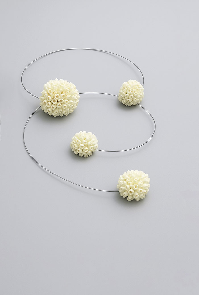 Céramique contemporaine collier composé de minuscules boules de porcelaine