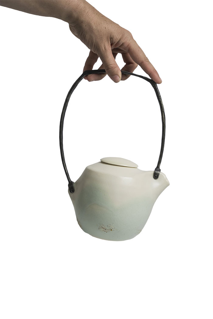 Céramique contemporaine avec théière en porcelaine,
acier forgé, émaux et
sables