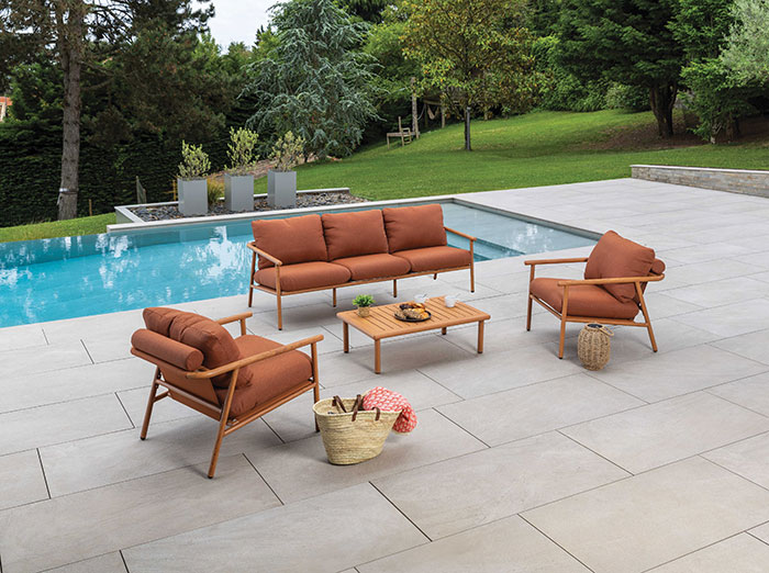 Shopping esprit outdoor avec salon extérieur en aluminium effet bois 
