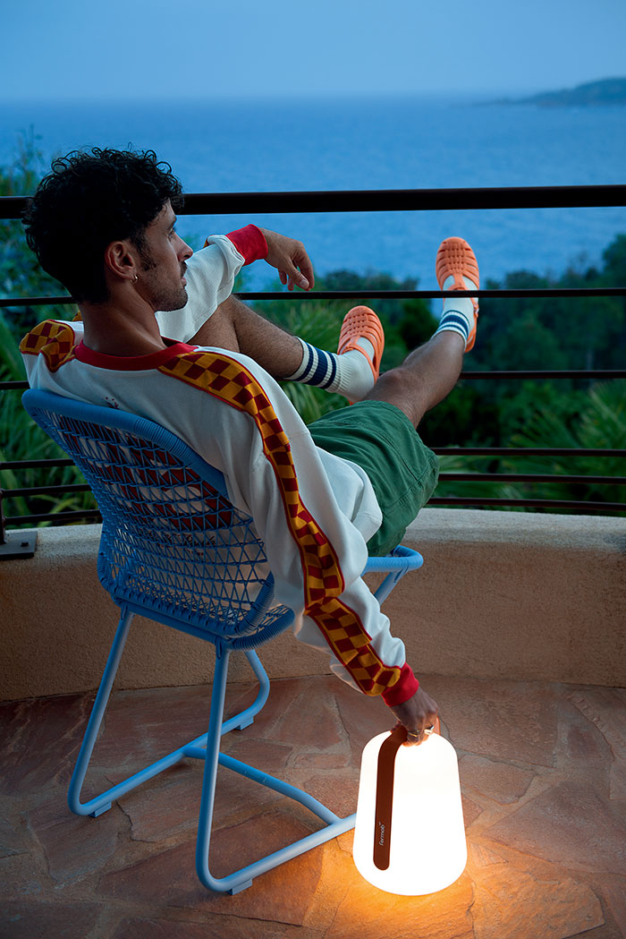 Shopping esprit outdoor avec lampe style lanterne nomade