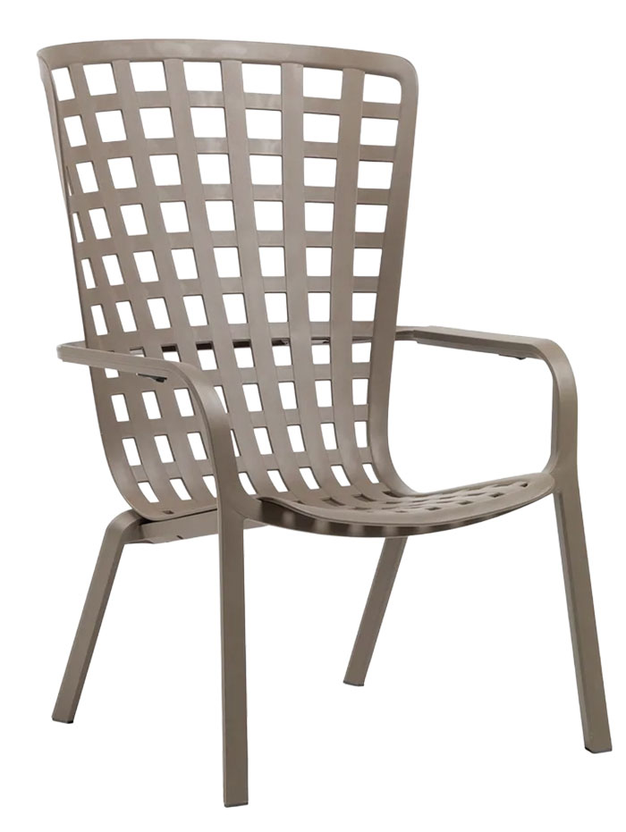 Shopping esprit outdoor avec assise extérieure en résine et fibre de verre ajourée