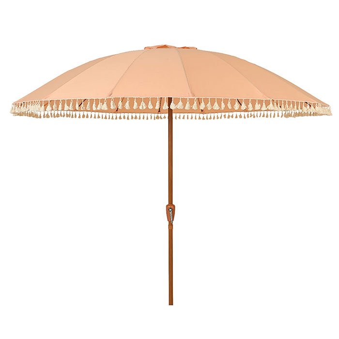 Shopping esprit outdoor avec un parasol en tissu