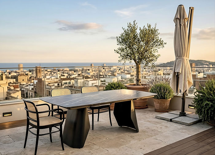 Shopping esprit outdoor avec une table à dîner en céramique et verre trempé