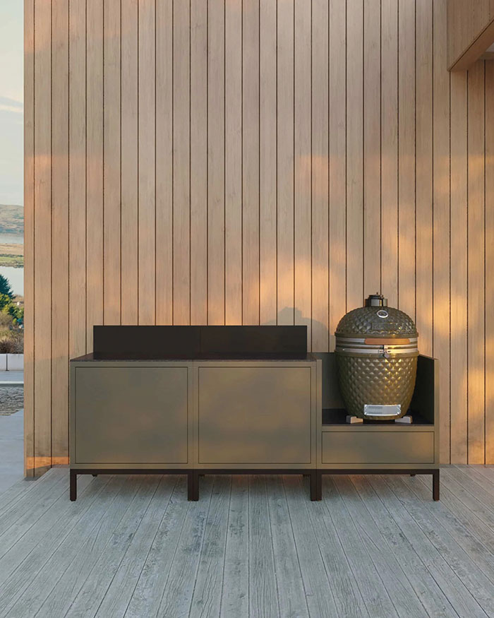 Cuisine en plein air avec modules Pilotis de Kokko pour Kamado