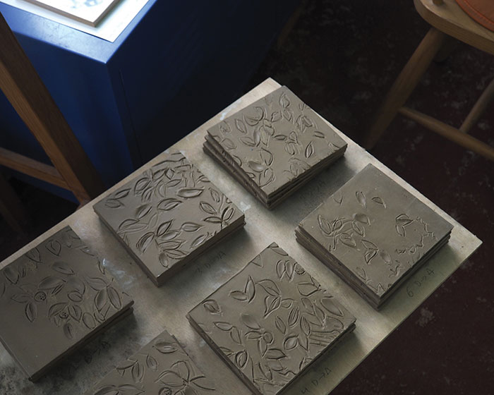 Élisabeth Ledoux, décoratrice murale : façonnage des carreaux avec mise en relief sur terre crue
