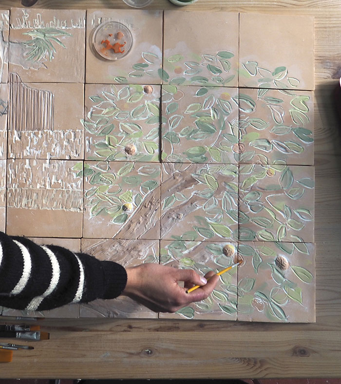Élisabeth Ledoux, décoratrice murale : moment peinture entre deux cuissons