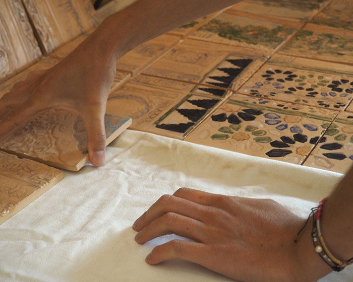 Élisabeth Ledoux, décoratrice murale : collage et jointage des azulejos