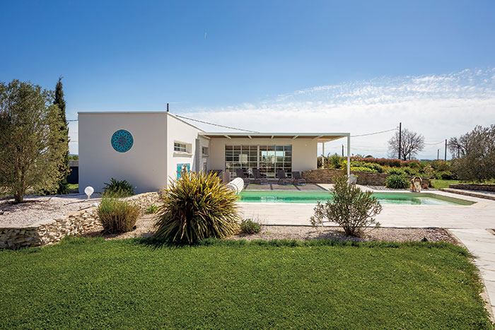 Extension et pool-house à Saint-Hilaire vue extérieure avec piscine