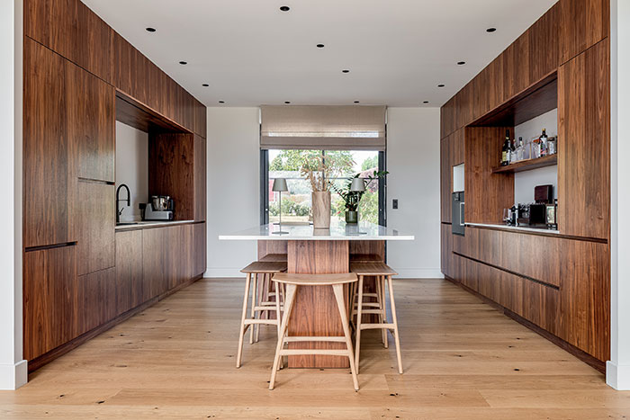 ferme contemporaine proche de Toulouse avec parquet en chêne dans la pièce à vivre associé aux meubles aussi en chêne