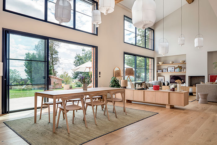 ferme contemporaine proche de Toulouse avec des baies avec traverses 