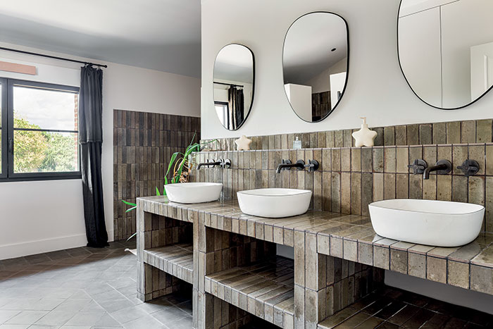 ferme contemporaine proche de Toulouse avec une salle de bains en carrelage effet zellige