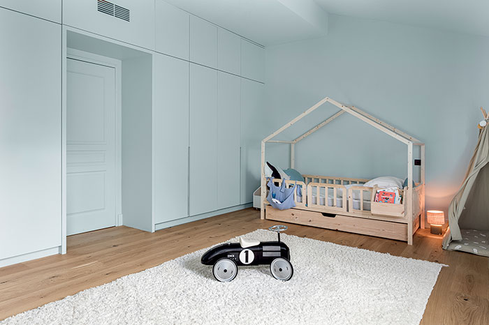 ferme contemporaine proche de Toulouse avec la chambre des enfants couleur bleu pastel