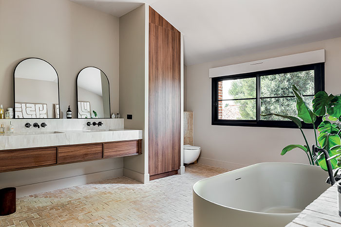 ferme contemporaine proche de Toulouse avec une salle de bains pour la suite parentale